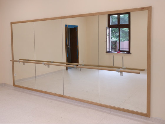 Oglindă în sala de dans montată pe perete