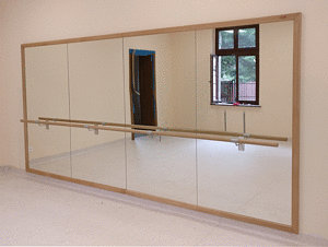 Oglindă n sala de dans montată pe perete